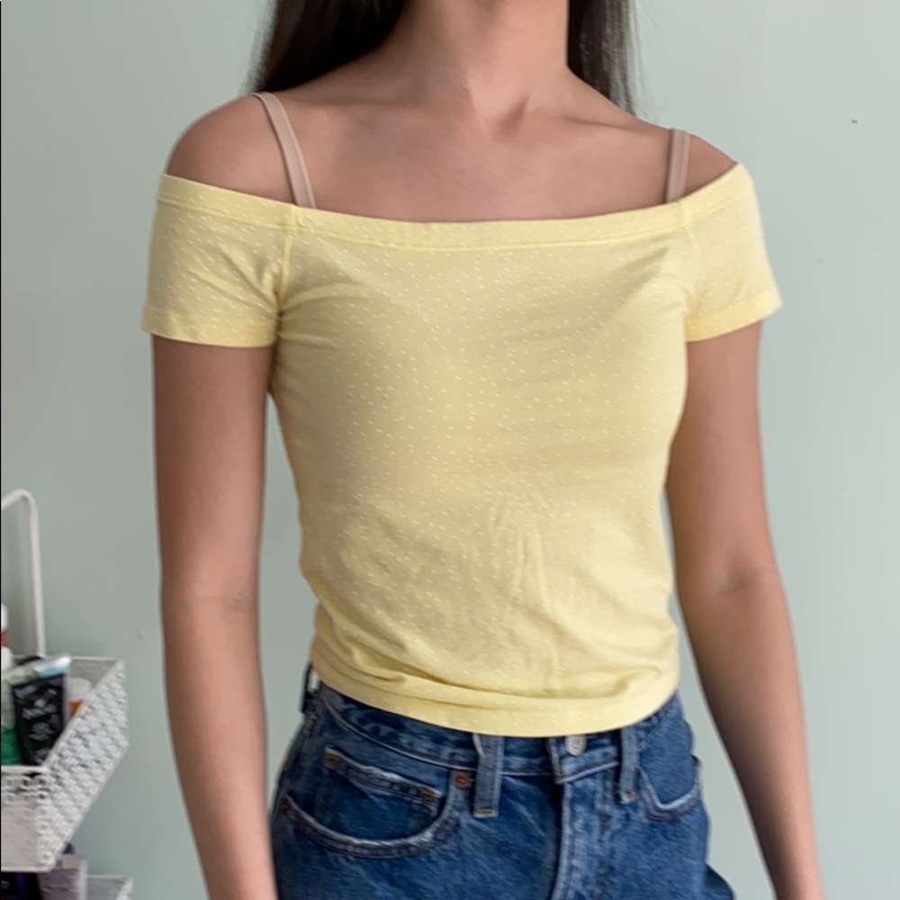 ⭐️ Off the shoulder, yellow w/ white polka dot top